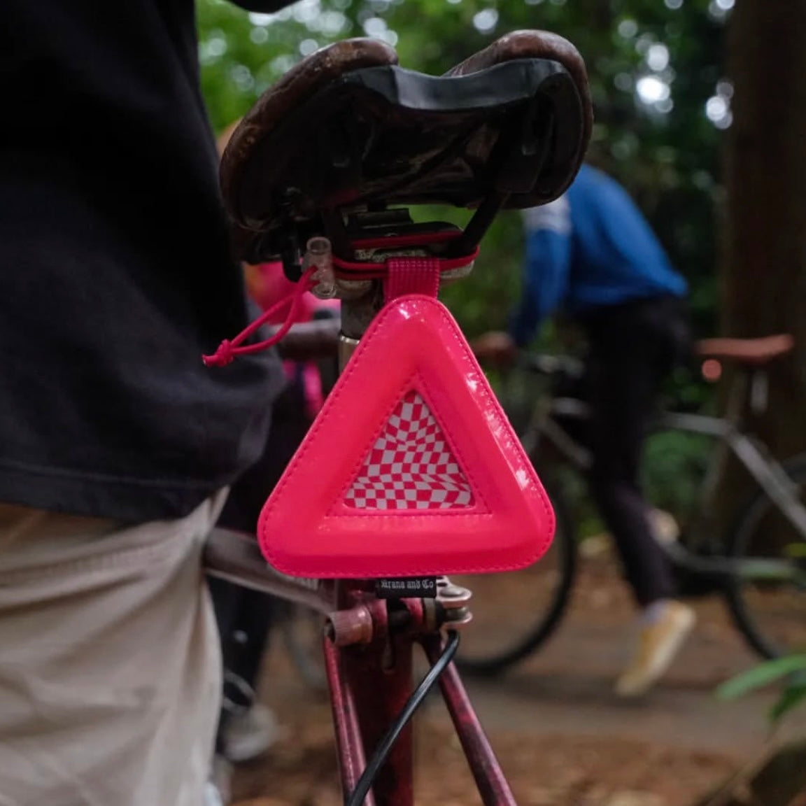 Triangle reflector - Optical illusion